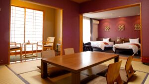 Chambre en tatami avec table basse et lits jumeaux attenants