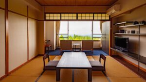 Chambre en tatami avec table basse et chaises près de la fenêtre