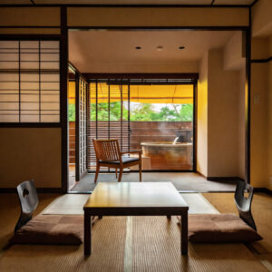 Chambre en tatami avec table basse et bain extérieur privé