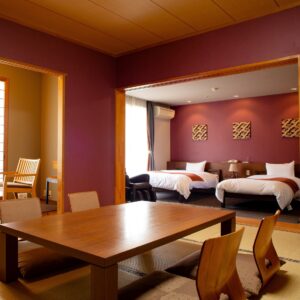 Chambre en tatami avec table basse et lits jumeaux