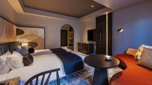 Lits jumeaux dans une chambre d’hôtes de ryokan moderne