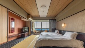 Lits jumeaux dans une chambre d’hôtes avec tatami
