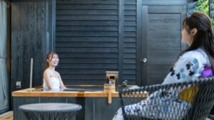 Deux femmes près d’un bain extérieur privé