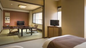 Cama junto a una zona de tatami con mesa baja