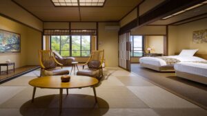 Habitación con tatami, sillas, mesa y dos camas individuales