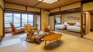 Habitación de tatami con sillas, mesa y dos camas individuales
