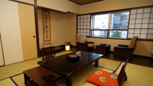 Habitación de tatami con mesa baja y sillas