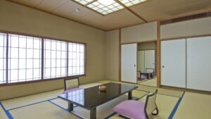 Habitación de tatami con mesa baja y sillas de suelo