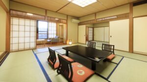 Habitación de tatami con mesa baja y sillas de suelo