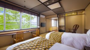 Camas individuales en una habitación de ryokan de estilo tatami
