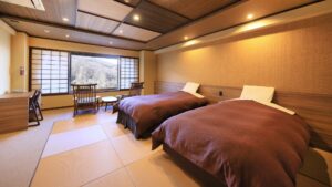 Dos camas en una habitación de huéspedes con tatami