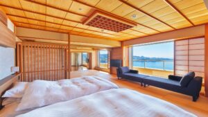 Futon in una stanza tatami affacciata su finestre vista oceano