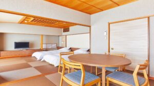 Camera in tatami con letti bassi e tavolo rotondo