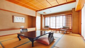 Camera tatami con tavolo basso e sedie vicino alla finestra