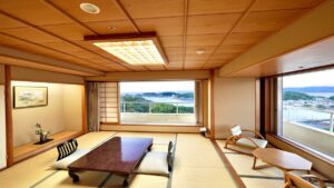 Camera in tatami con tavolo basso e sedie accanto alla finestra