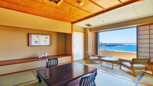 Camera in tatami con tavolino basso e salottino accanto alla finestra