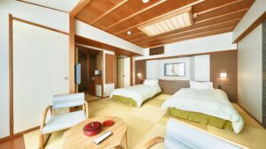 Camera in tatami con due letti bassi e area salotto