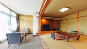 Area tatami con tavolo basso e sedie