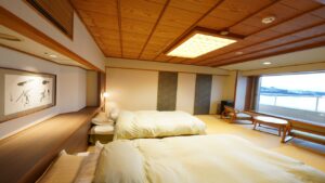 Due letti bassi in una camera in stile tatami