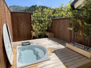 Bagno all'aperto privato su una terrazza in legno