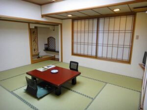 Camera con tatami, tavolo basso e sedie da pavimento