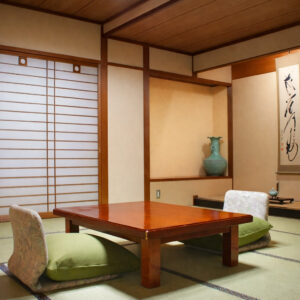 Camera in tatami con tavolo basso e sedie da pavimento