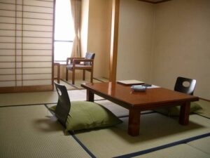 Camera in tatami con tavolo basso e cuscini da pavimento