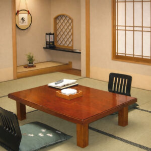 Camera in tatami con tavolo basso e cuscini da pavimento