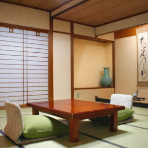 Zona salotto in tatami con tavolo basso e sedie da pavimento