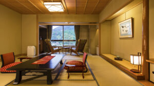 Tatamizimmer mit niedrigem Tisch und Stühlen am Fenster