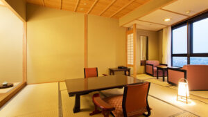 Tatamizimmer mit niedrigem Tisch, Stühlen und Sitzplätzen am Fenster