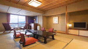 Tatamizimmer mit niedrigem Tisch, Bodenstühlen und Fenster