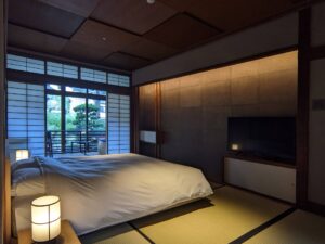 Bett in einem Tatamizimmer mit Shoji-Fenster