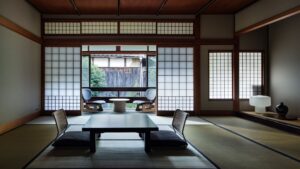 Tatami-Zimmer mit niedrigem Tisch und Bodenstühlen