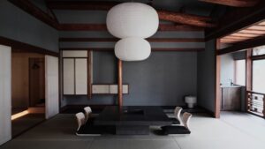 Tatami-Sitzbereich mit niedrigem Tisch und Bodenstühlen