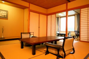 带矮桌和坐垫椅的榻榻米客房