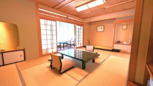 带矮桌和坐垫椅的榻榻米客房