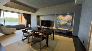 带桌椅和窗外景观的榻榻米客房