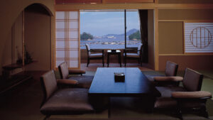 面朝海景的榻榻米休息区，配有矮桌