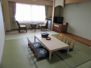 配有矮桌、坐垫和椅子的榻榻米客房