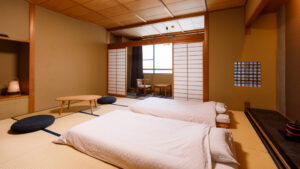Futones extendidos en una habitación de tatami