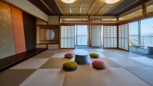 Habitación de tatami con mesa redonda baja y cojines de suelo