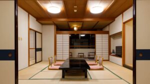 Habitación de tatami con mesa baja y sillas de suelo