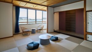 Habitación de tatami con mesa baja, cojines de suelo y sillas