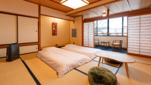 Habitación de tatami con dos futones y mesa baja