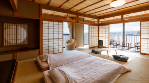 Dos futones en una habitación de tatami junto al balcón