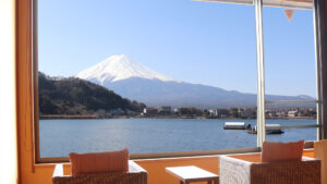 Lago y monte Fuji vistos desde la ventana de la habitación