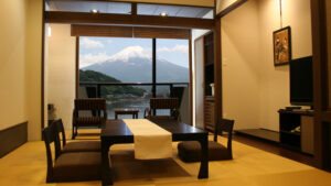 Vista del monte Fuji desde una habitación de tatami