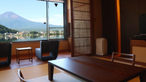Habitación de tatami con sillas frente al monte Fuji