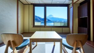 Habitación de tatami con mesa y vistas al monte Fuji